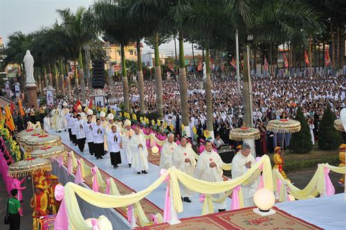 Vatican Cardinal visits Xuan Loc Diocese